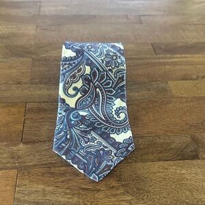 Elegant Paisley Tie in Blue and Cream